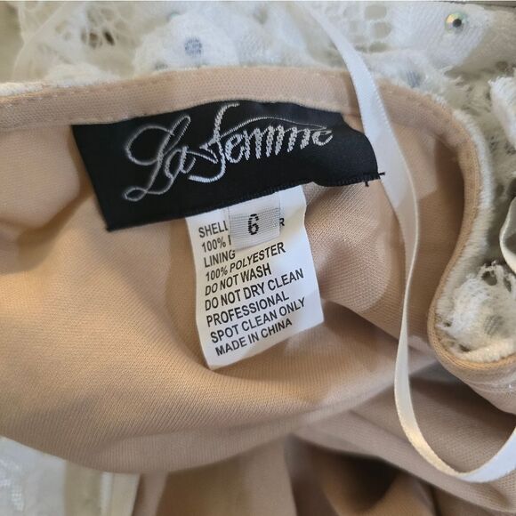 La Femme 25607 Plunge V-Neck Long Sleeve Beaded Lace Gown NWOT sz 6 White - Picture 6 of 6